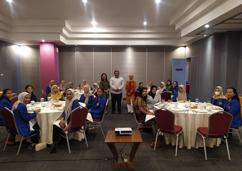 Table Manner Course di Fave Hotel Luaran Matakuliah Intercultural Communication