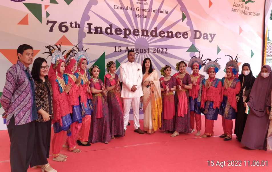 Tim Tari PBI UPU tampil pada acara Indian Independence Day di Konsulat Jenderal India